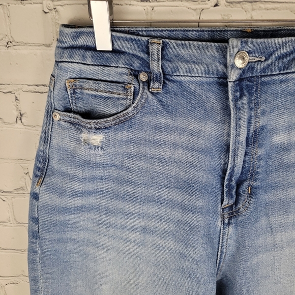 AMERICAN EAGLE | Curvy mom high waist distressed busted knee jeans - Picture 3 of 10